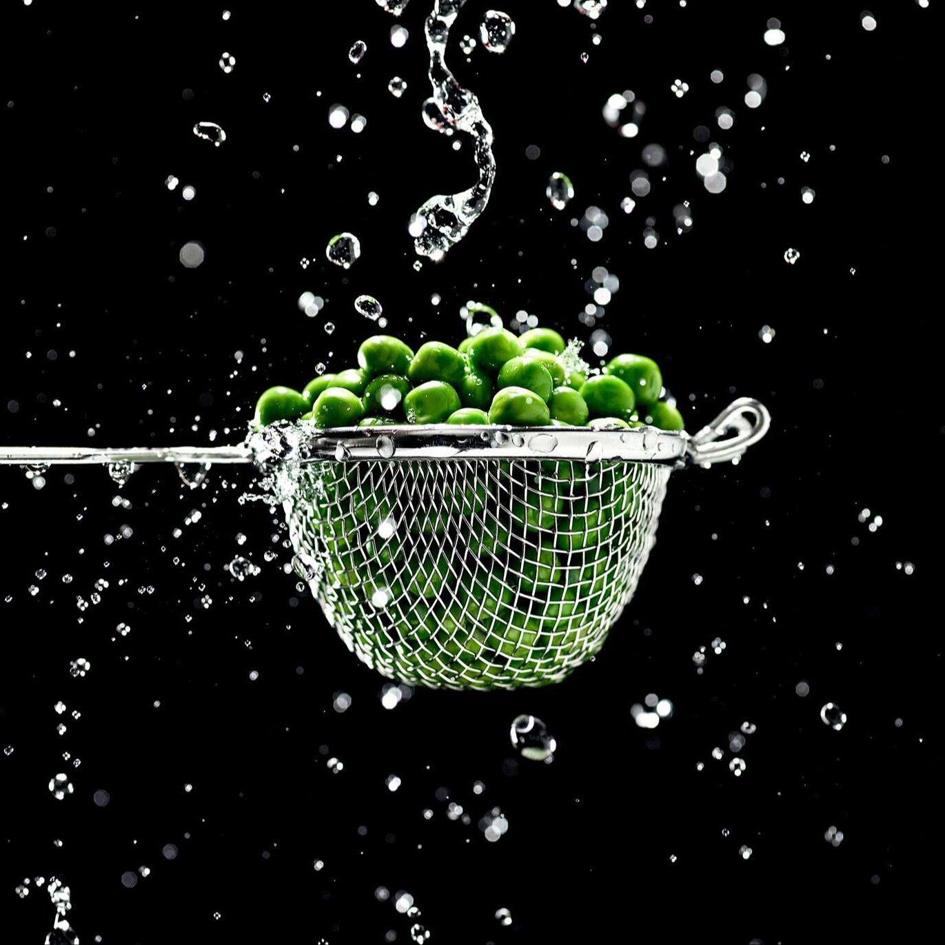 impressive closeup photo of fresh peas with water